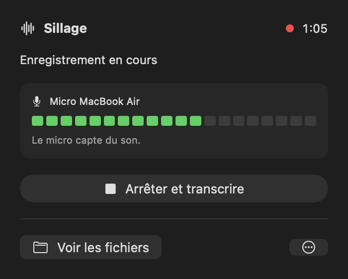Sillage pendant l’enregistrement : micro MacBook Air, niveau audio visible et bouton Arrêter et transcrire.